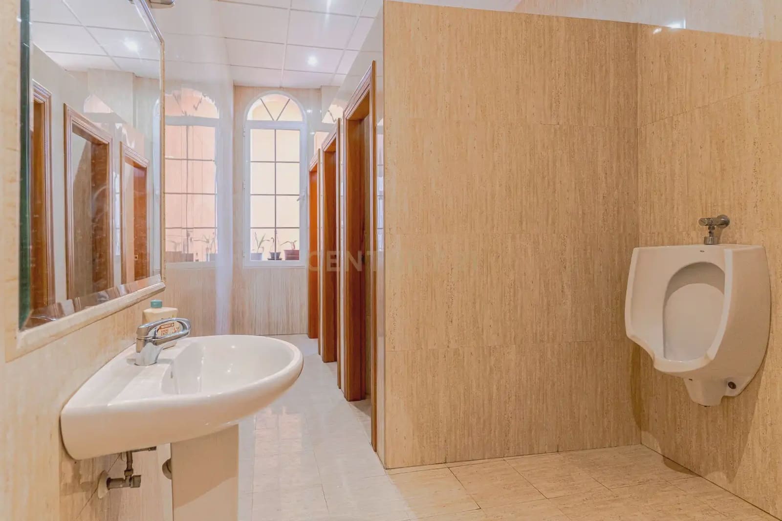 42 bedroom Hotel for sale in Gor - € 4,000,000 (Ref: 9843970)