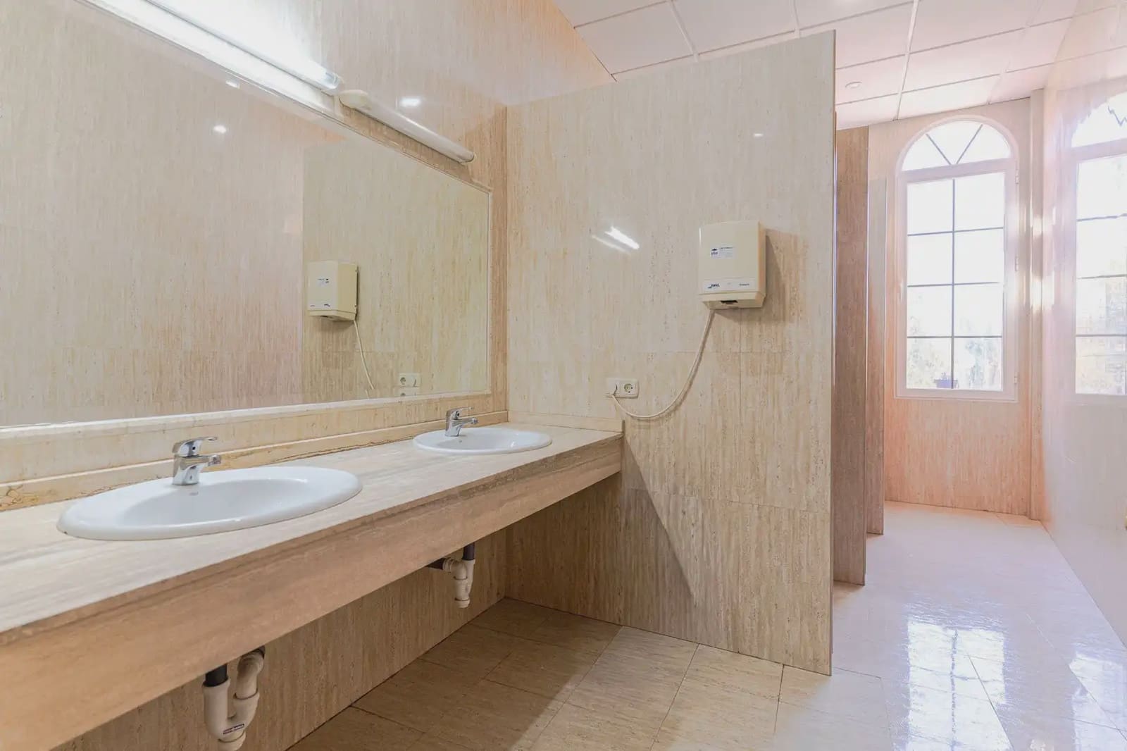 42 bedroom Hotel for sale in Gor - € 4,000,000 (Ref: 9843970)