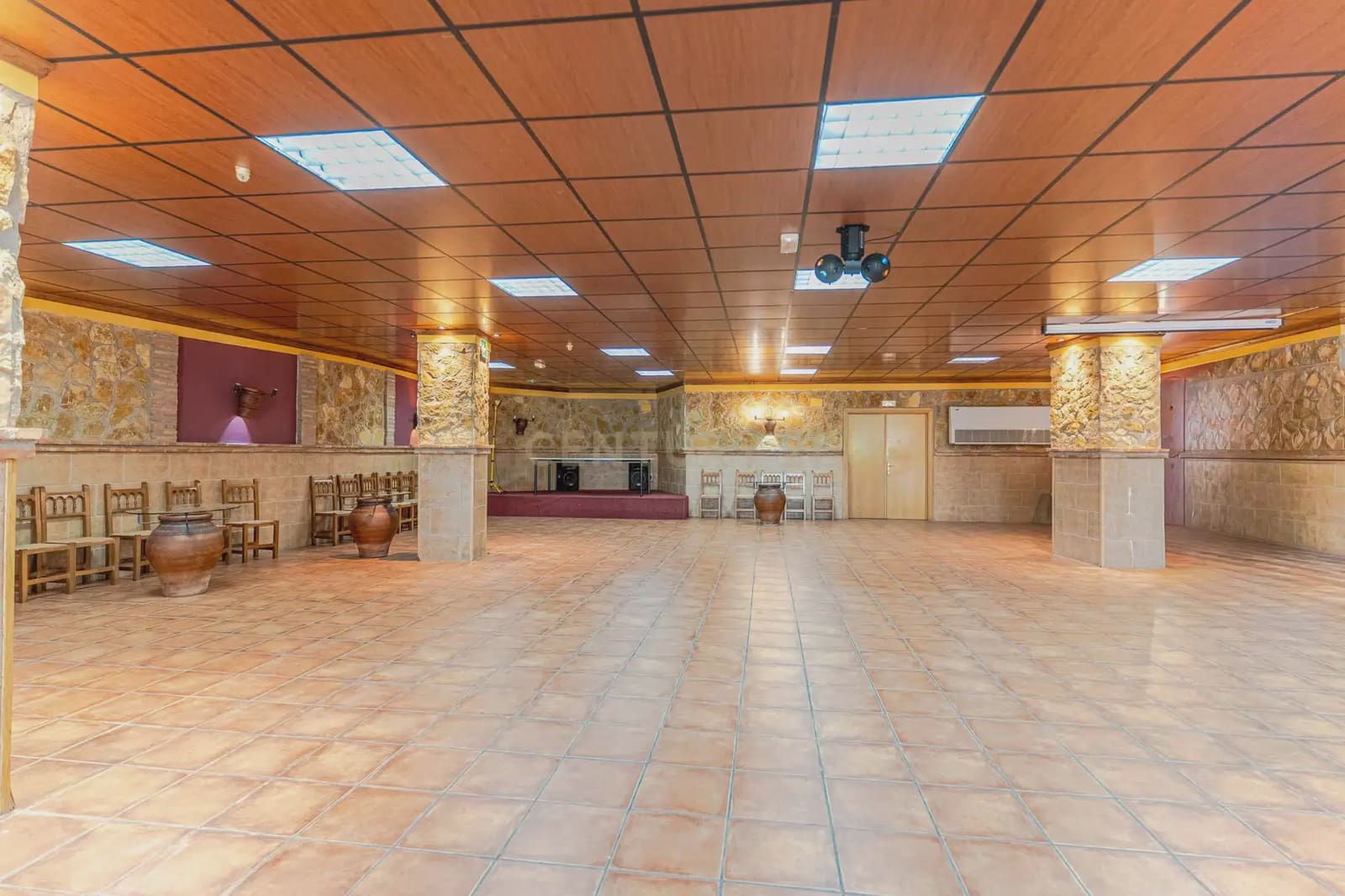 42 bedroom Hotel for sale in Gor - € 4,000,000 (Ref: 9843970)