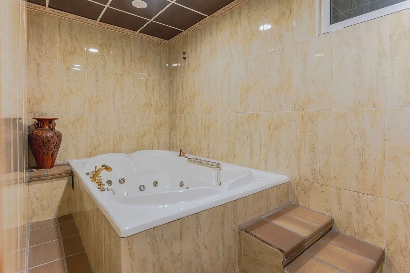 42 bedroom Hotel for sale in Gor - € 4,000,000 (Ref: 9843970)
