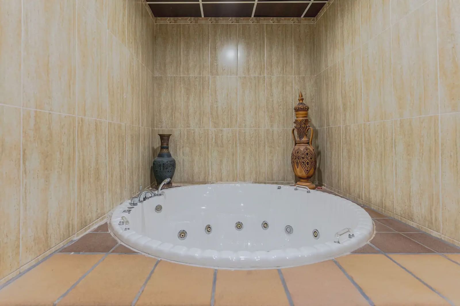 42 bedroom Hotel for sale in Gor - € 4,000,000 (Ref: 9843970)