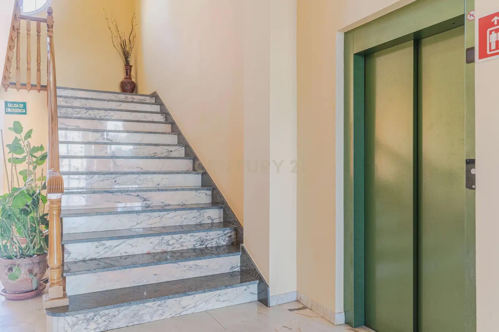 42 bedroom Hotel for sale in Gor - € 4,000,000 (Ref: 9843970)