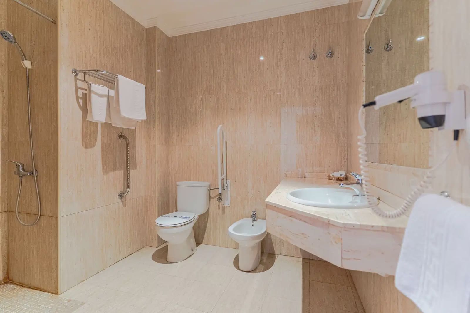 42 bedroom Hotel for sale in Gor - € 4,000,000 (Ref: 9843970)