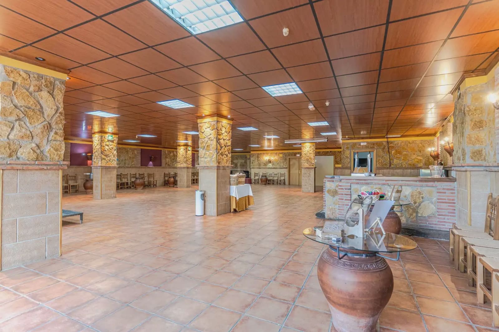 42 bedroom Hotel for sale in Gor - € 4,000,000 (Ref: 9843970)