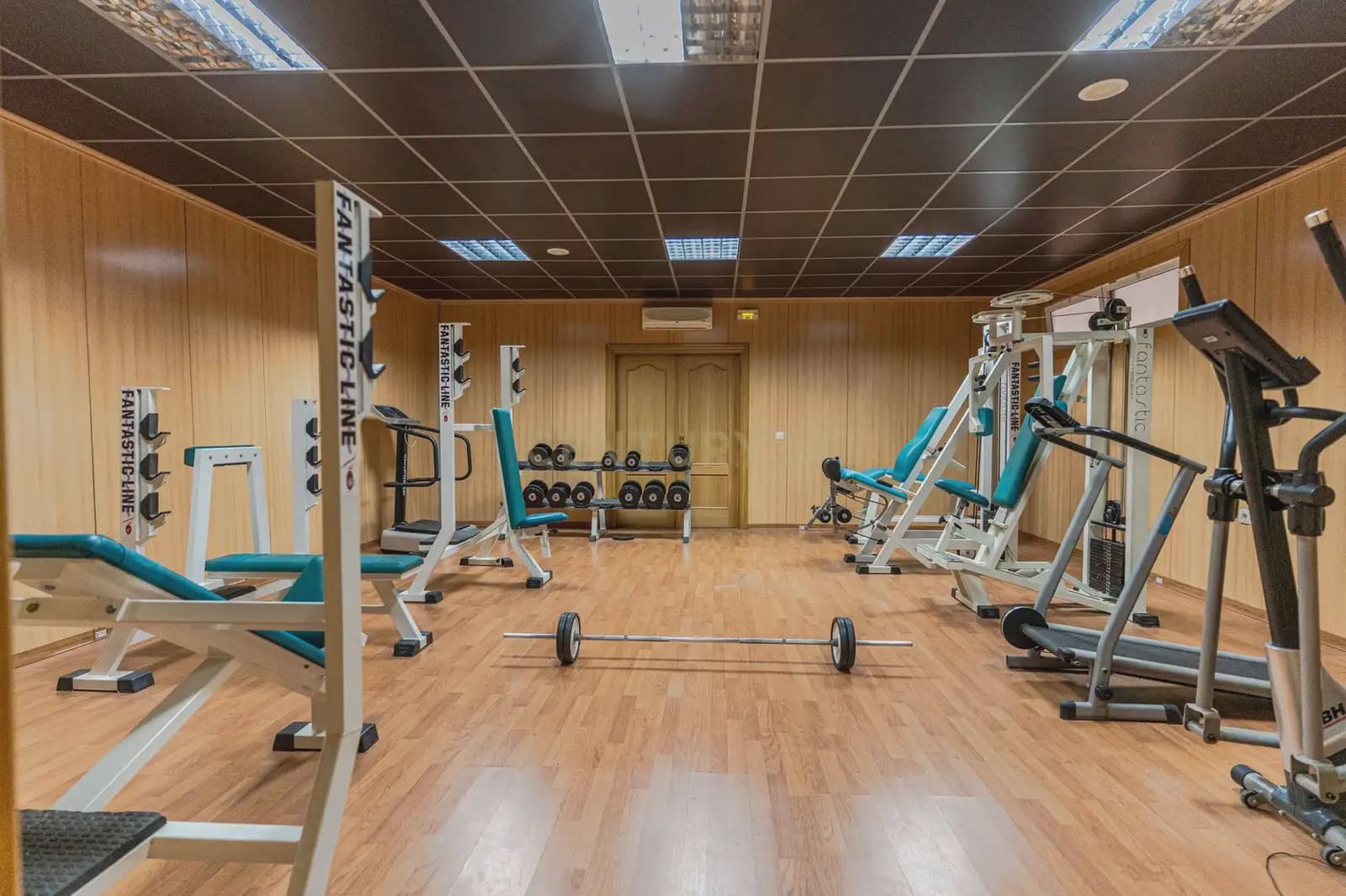 42 bedroom Hotel for sale in Gor - € 4,000,000 (Ref: 9843970)