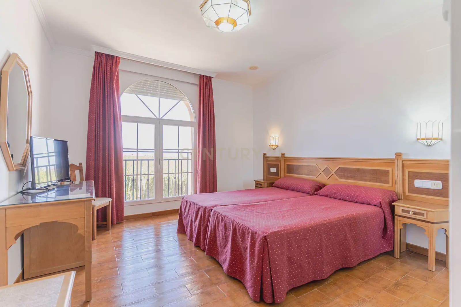42 bedroom Hotel for sale in Gor - € 4,000,000 (Ref: 9843970)