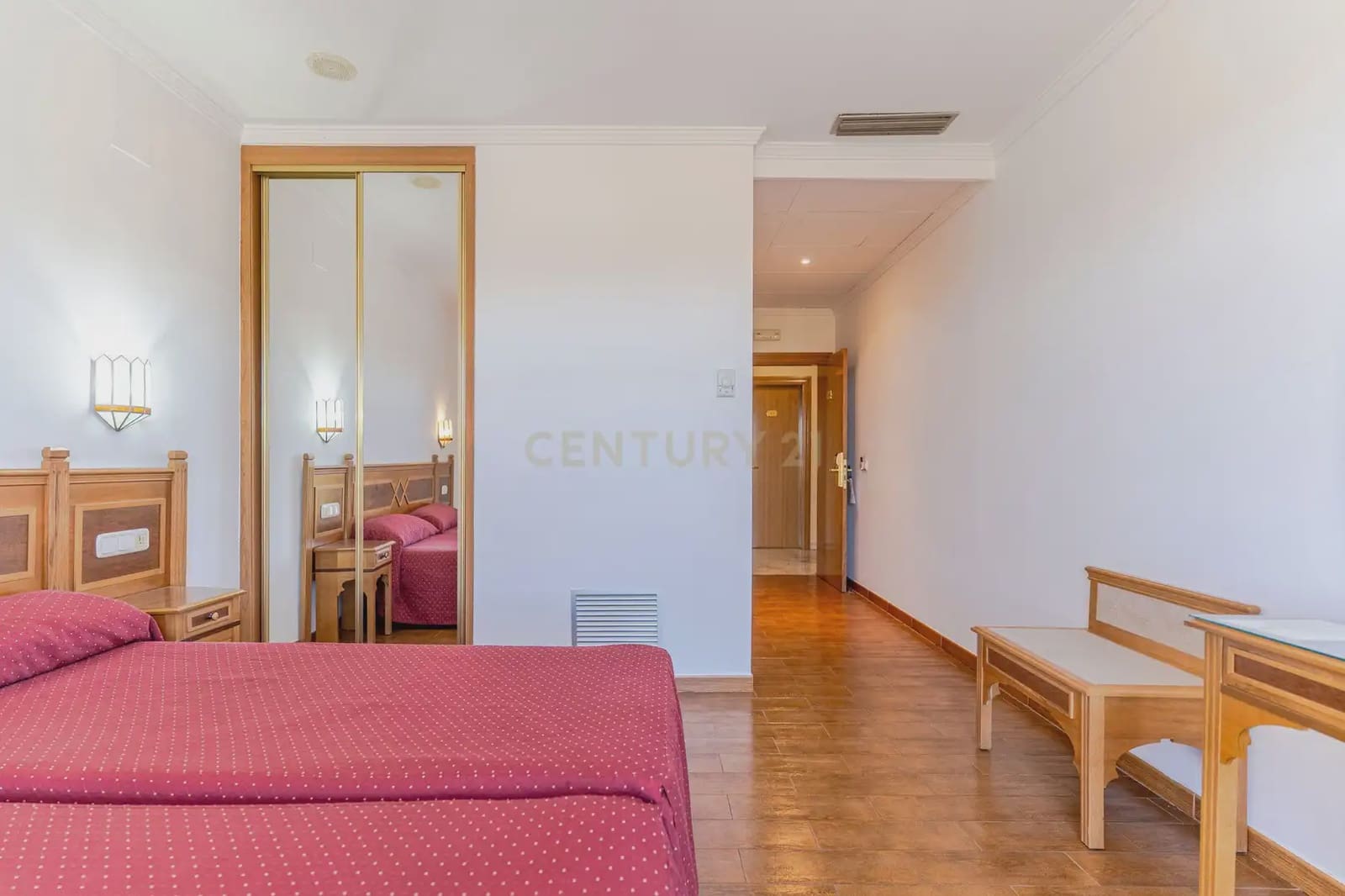 42 bedroom Hotel for sale in Gor - € 4,000,000 (Ref: 9843970)