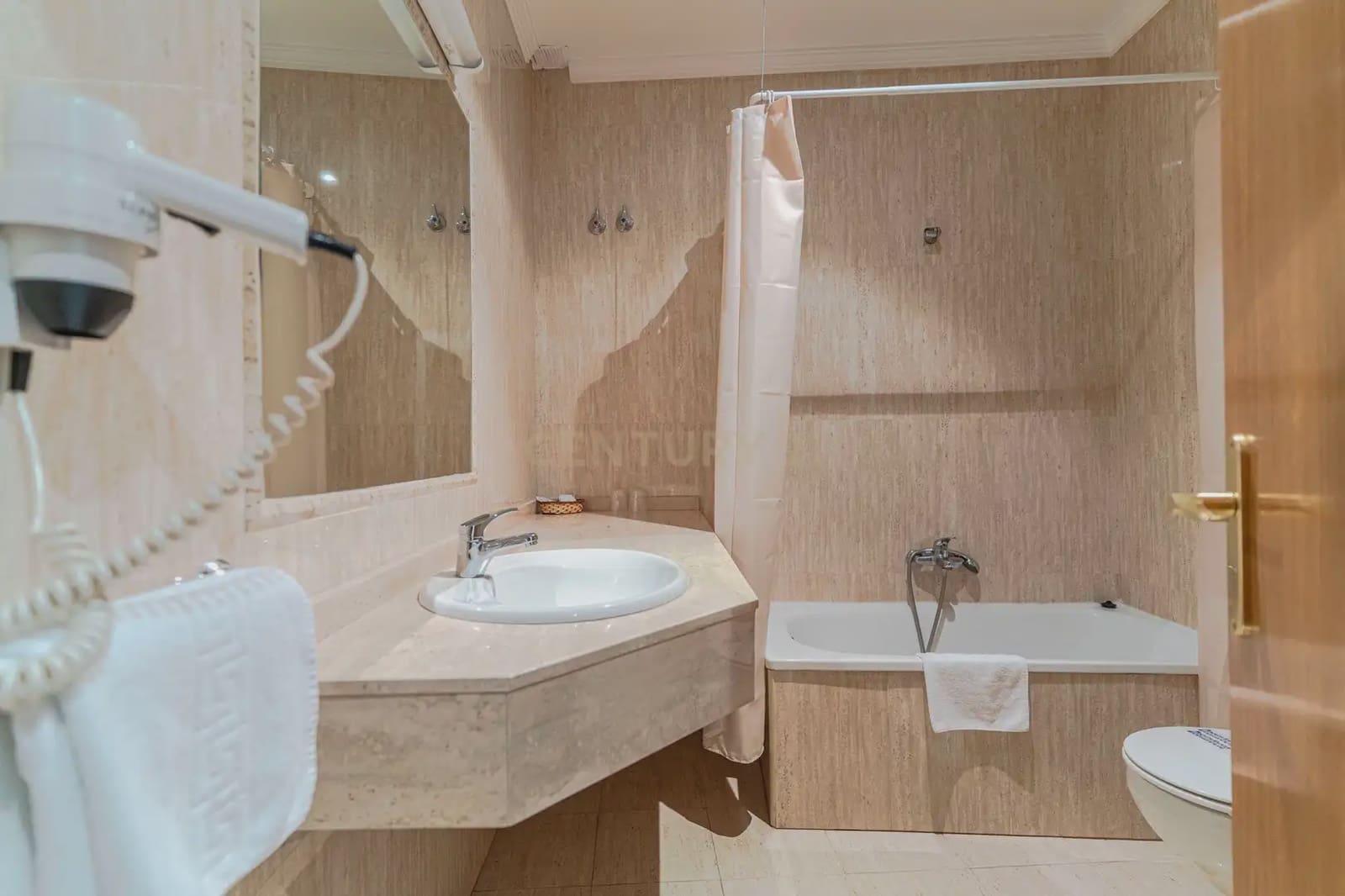 42 bedroom Hotel for sale in Gor - € 4,000,000 (Ref: 9843970)