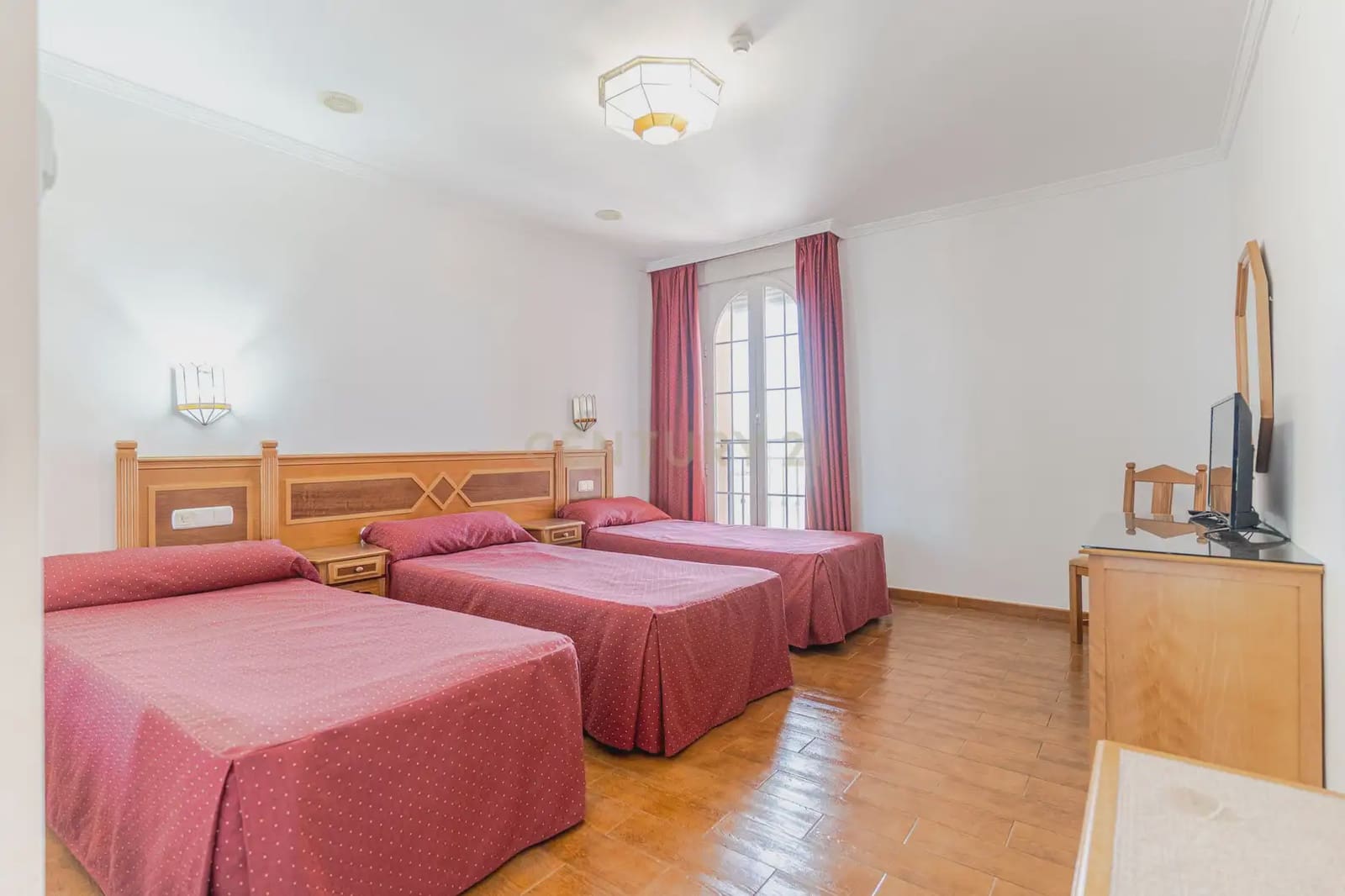 42 bedroom Hotel for sale in Gor - € 4,000,000 (Ref: 9843970)
