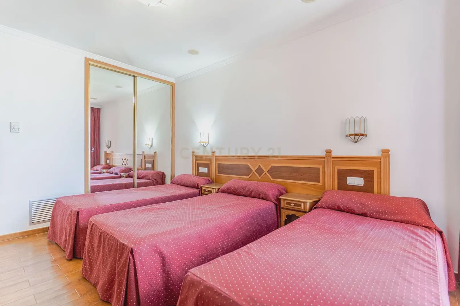 42 bedroom Hotel for sale in Gor - € 4,000,000 (Ref: 9843970)