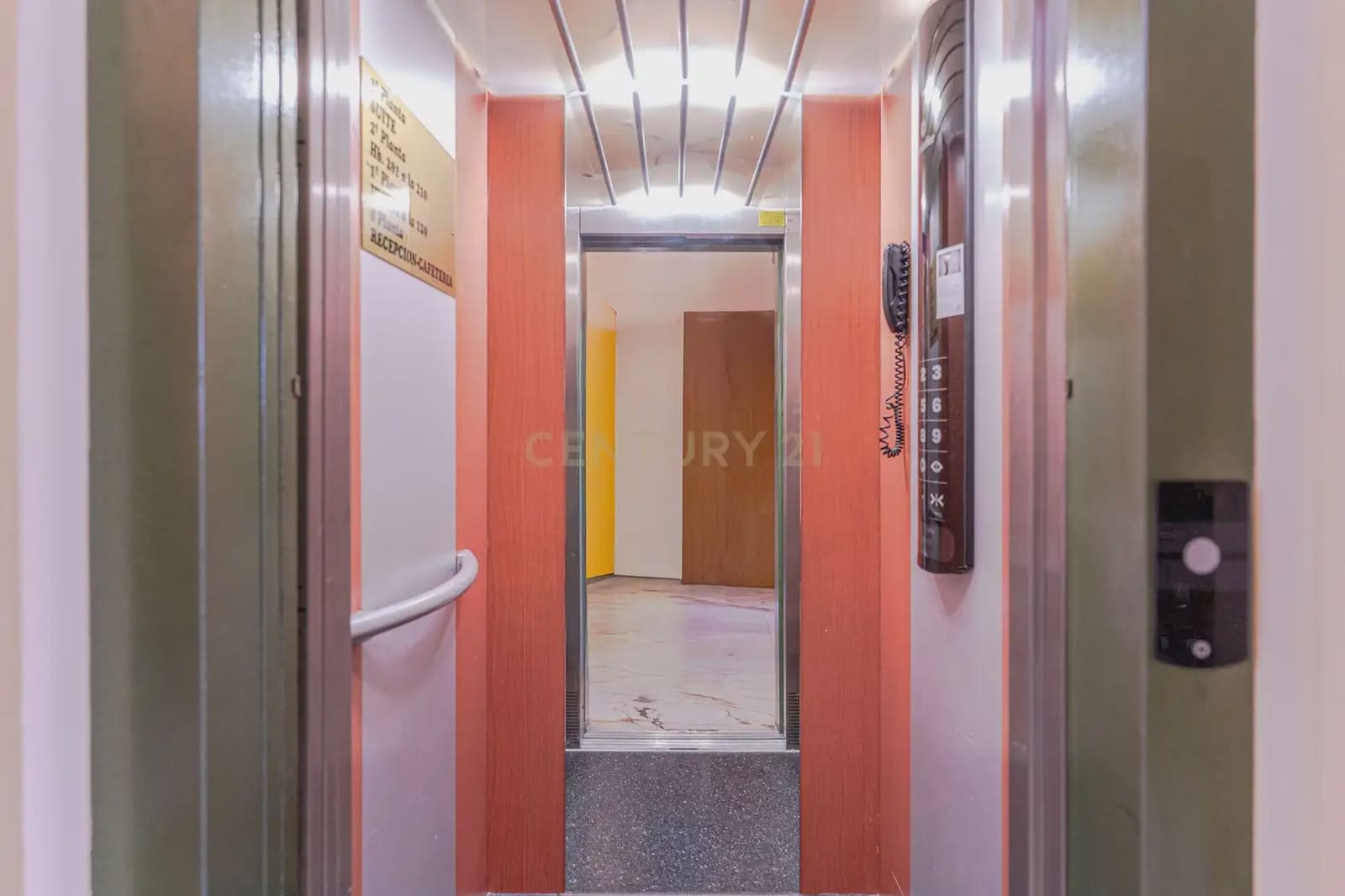 42 bedroom Hotel for sale in Gor - € 4,000,000 (Ref: 9843970)
