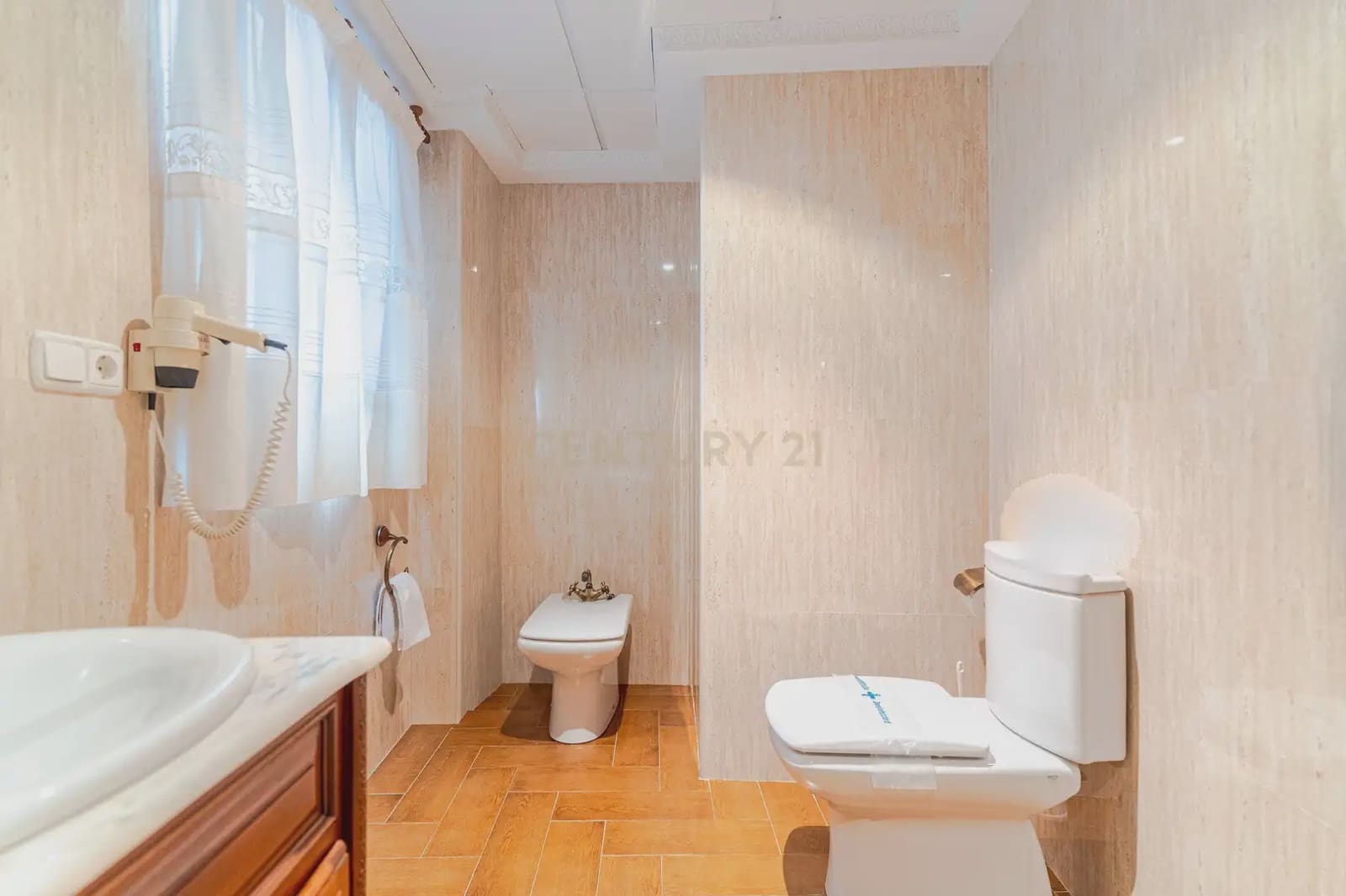 42 bedroom Hotel for sale in Gor - € 4,000,000 (Ref: 9843970)
