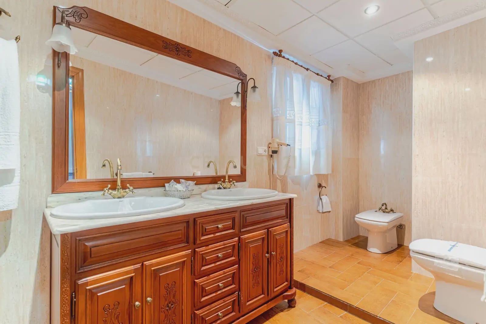 42 bedroom Hotel for sale in Gor - € 4,000,000 (Ref: 9843970)