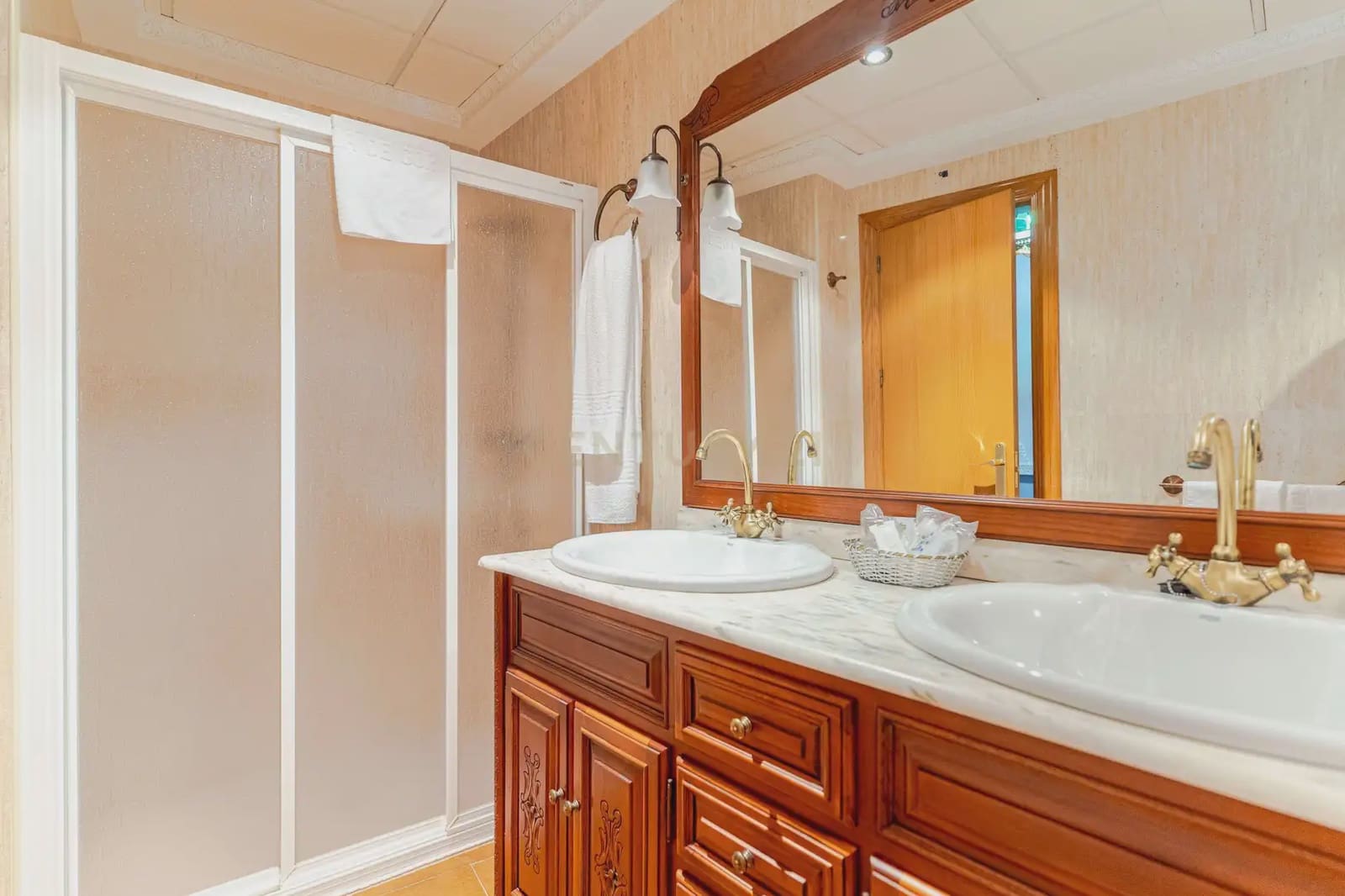 42 bedroom Hotel for sale in Gor - € 4,000,000 (Ref: 9843970)