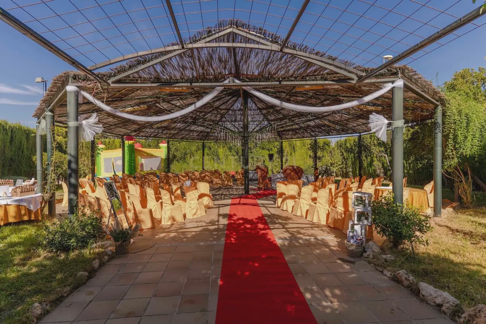 42 bedroom Hotel for sale in Gor - € 4,000,000 (Ref: 9843970)