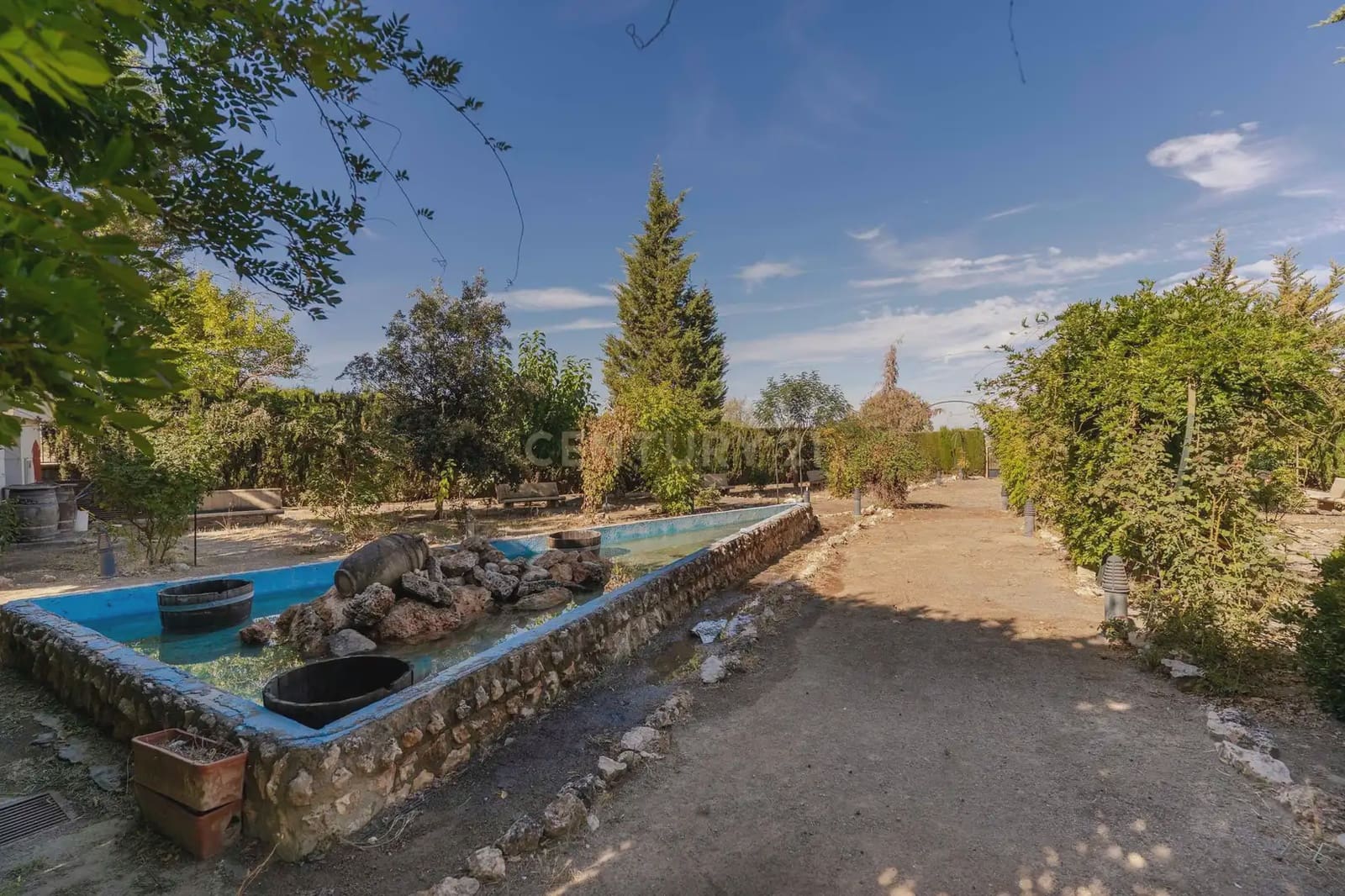 42 bedroom Hotel for sale in Gor - € 4,000,000 (Ref: 9843970)
