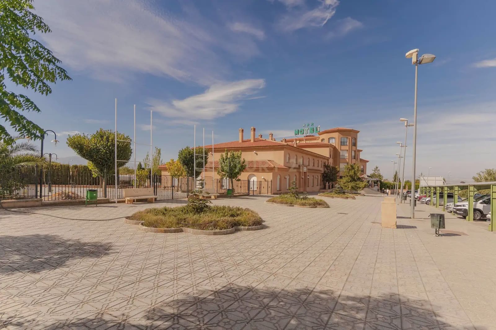 42 bedroom Hotel for sale in Gor - € 4,000,000 (Ref: 9843970)