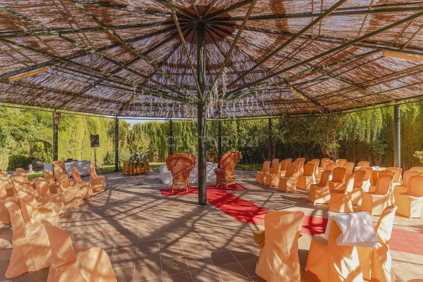 42 bedroom Hotel for sale in Gor - € 4,000,000 (Ref: 9843970)