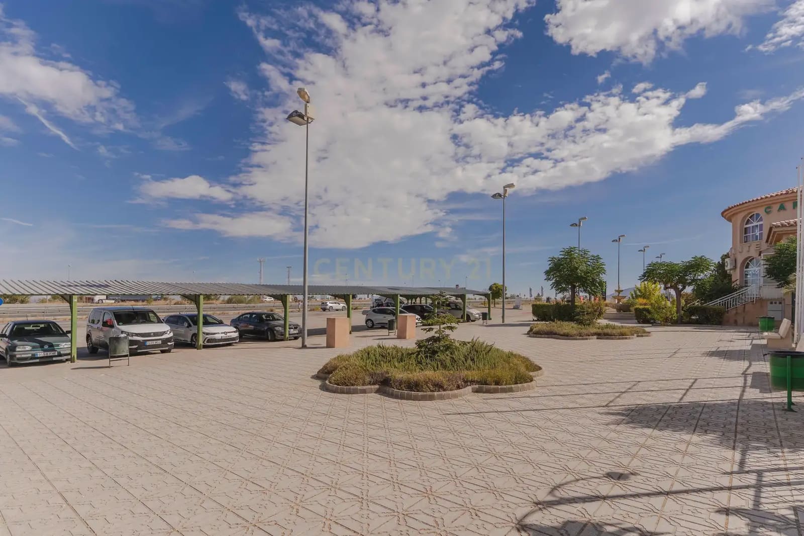 42 bedroom Hotel for sale in Gor - € 4,000,000 (Ref: 9843970)