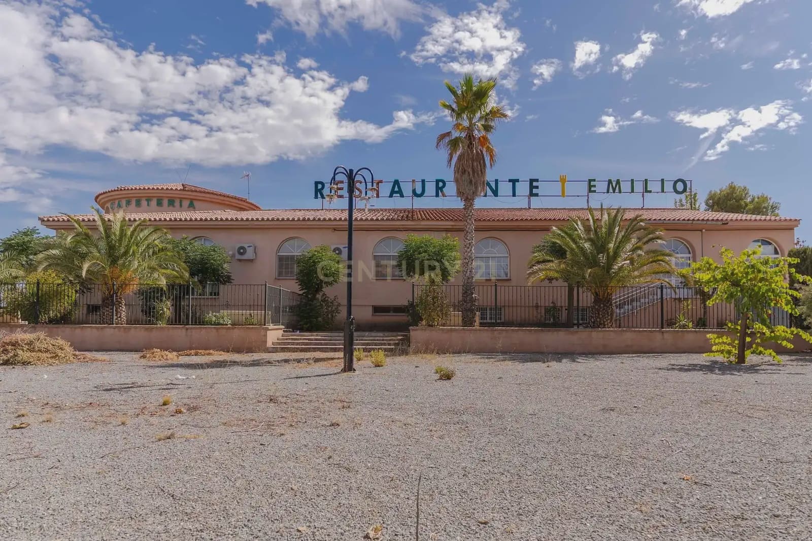 42 bedroom Hotel for sale in Gor - € 4,000,000 (Ref: 9843970)