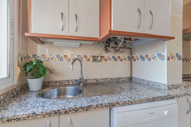 3 slaapkamer Appartement te huur in Poligono Cartuja - La Paz, Granada stad - € 600 (Ref: 9858280)
