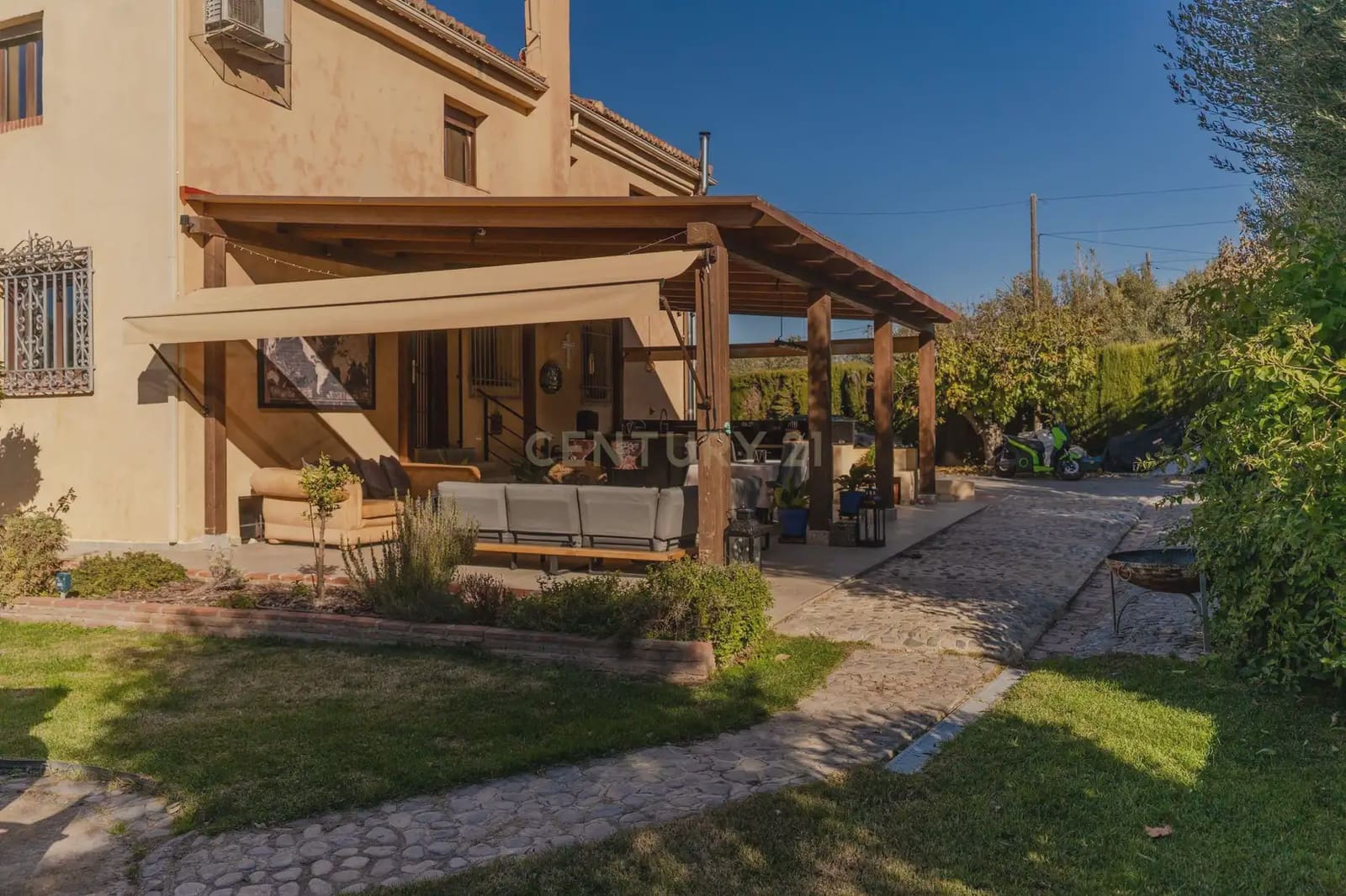 5 bedroom Villa for sale in Gojar with pool - € 625,000 (Ref: 9861198)