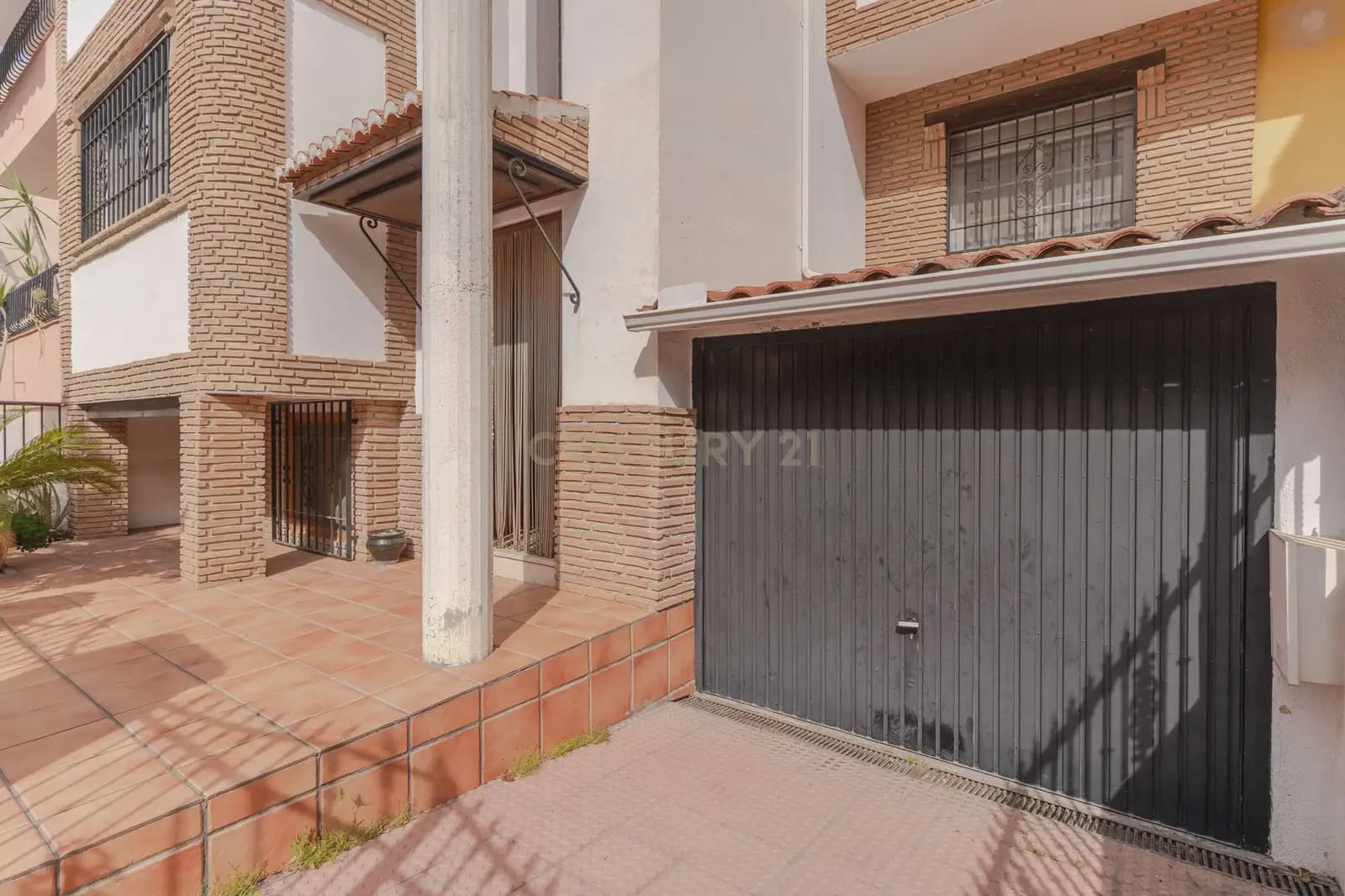 4 bedroom Townhouse for sale in Churriana de la Vega - € 259,000 (Ref: 9863727)