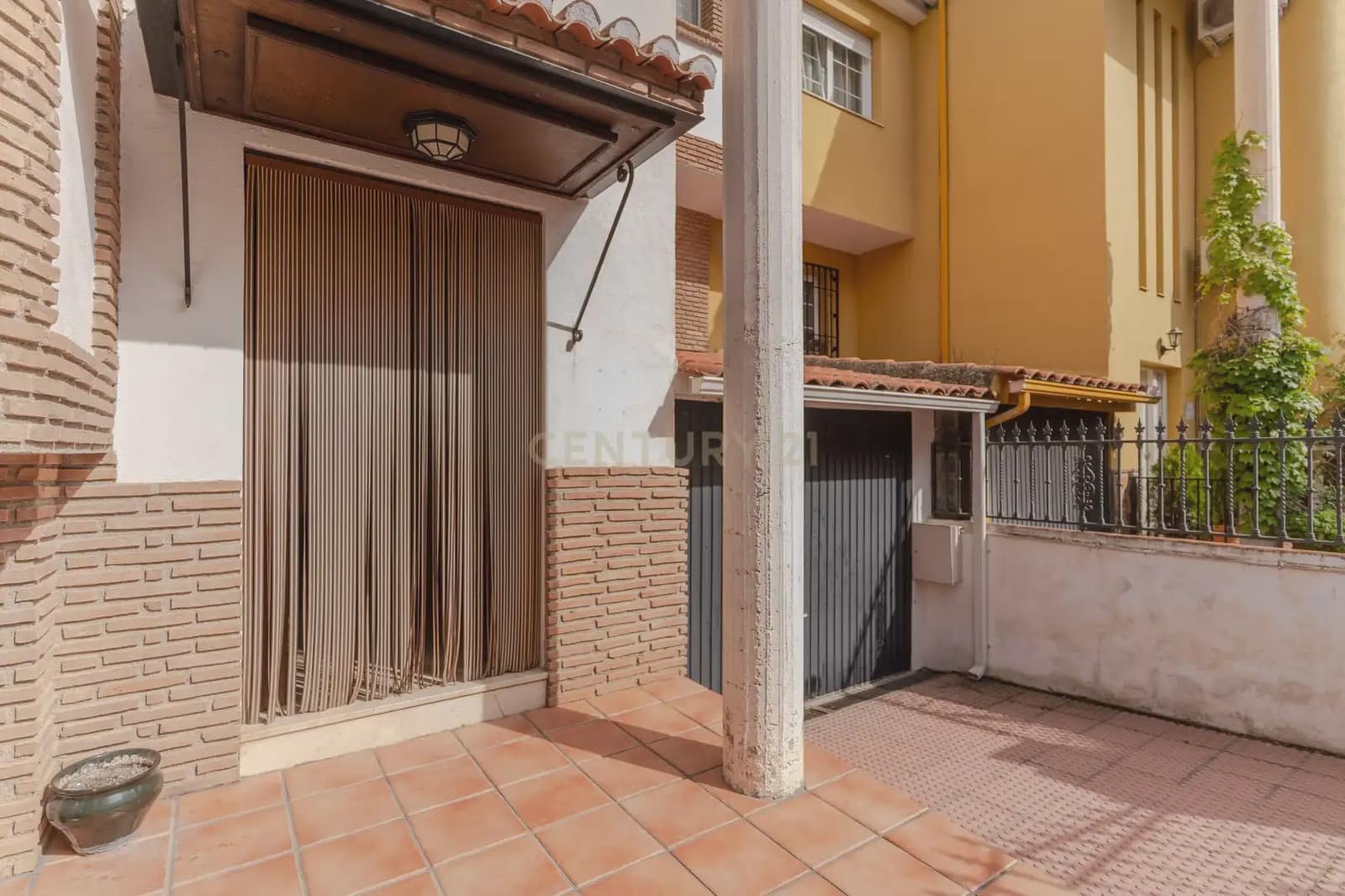 4 bedroom Townhouse for sale in Churriana de la Vega - € 259,000 (Ref: 9863727)