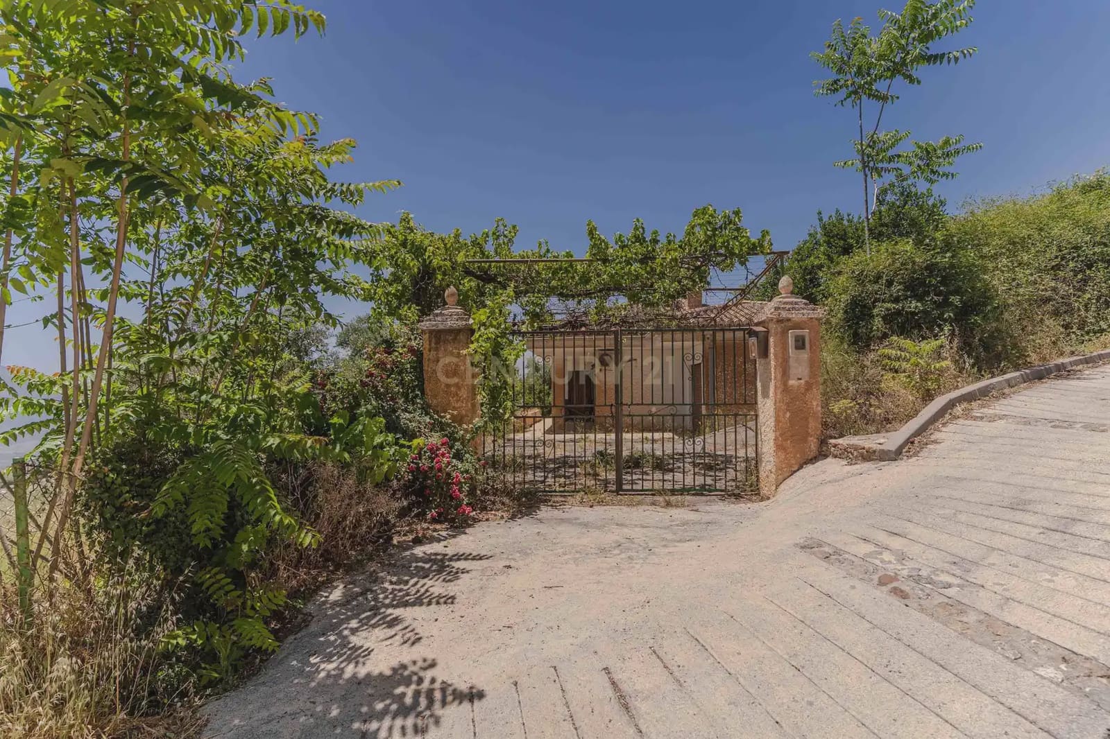 3 bedroom Finca/Country House for sale in Carataunas with pool garage - € 150,000 (Ref: 9889535)
