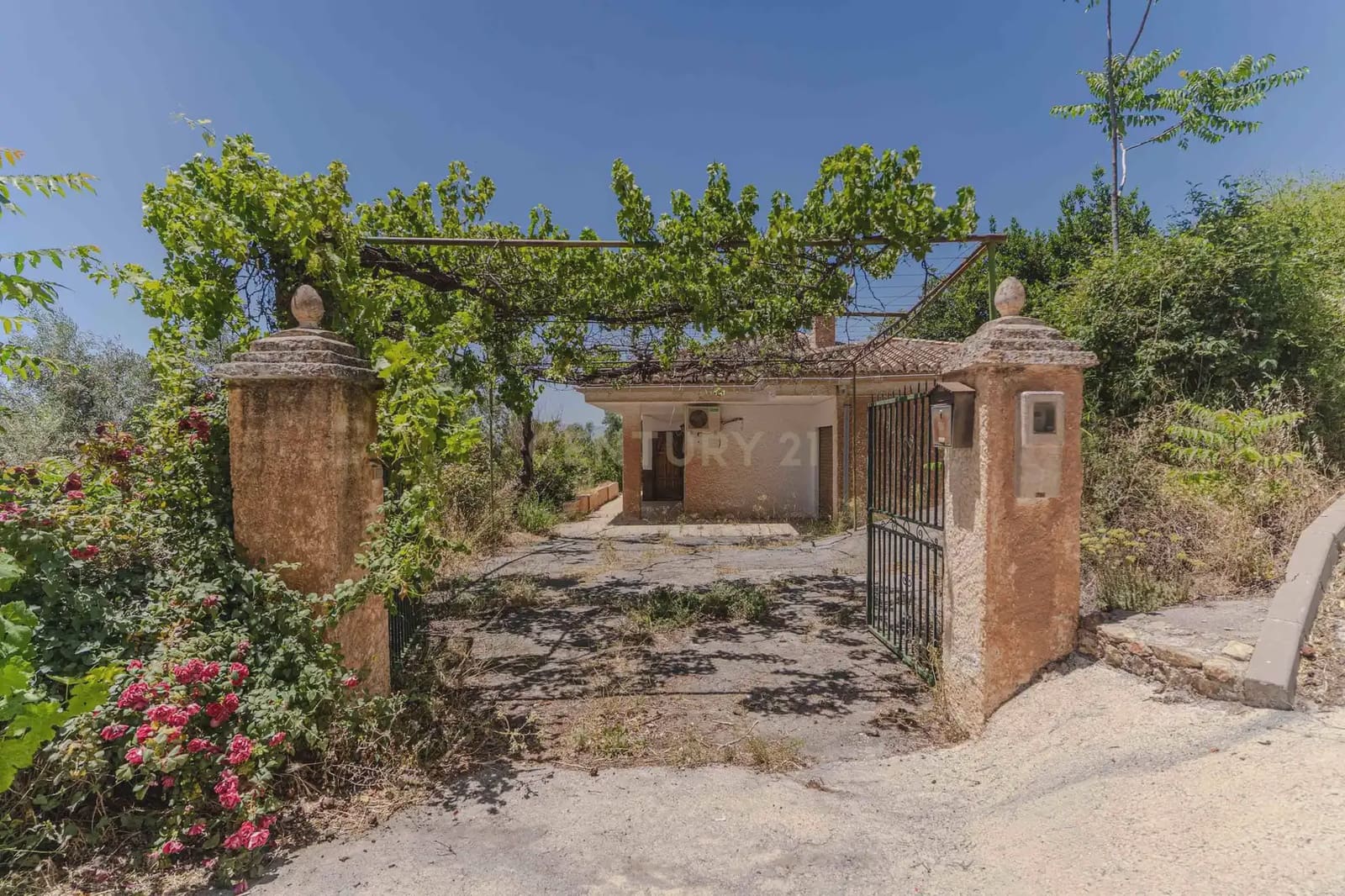 3 bedroom Finca/Country House for sale in Carataunas with pool garage - € 150,000 (Ref: 9889535)