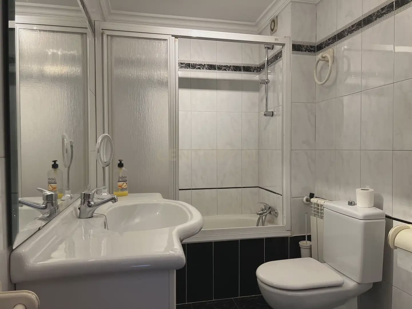 4 bedroom Apartment for rent in Granada city - € 1,350 (Ref: 9896966)