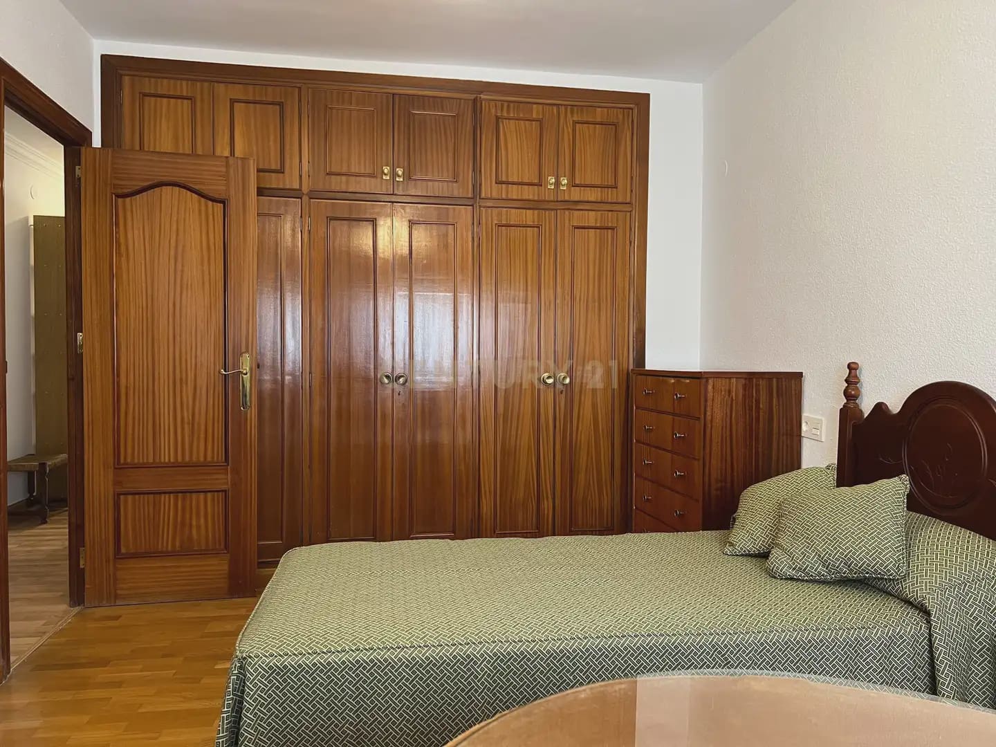 4 bedroom Apartment for rent in Granada city - € 1,350 (Ref: 9896966)