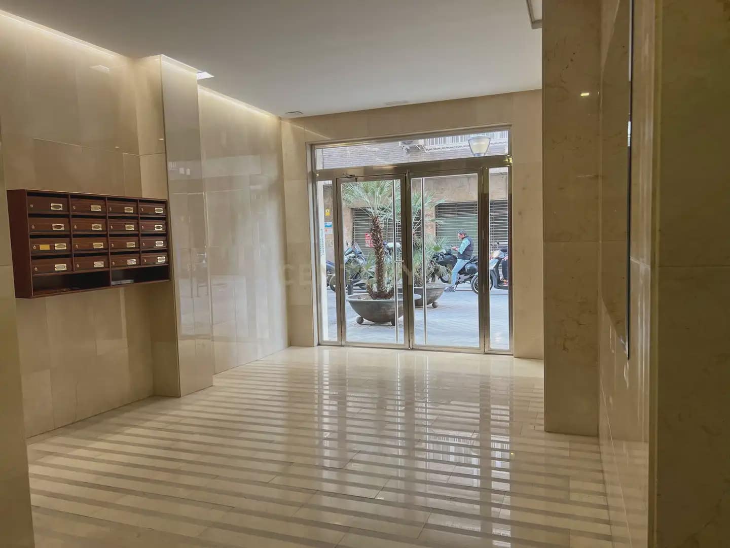 4 bedroom Apartment for rent in Granada city - € 1,350 (Ref: 9896966)