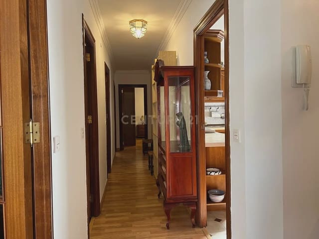 4 bedroom Apartment for rent in Camino de Ronda - Rosaleda, Granada city - € 1,350 (Ref: 9896966)