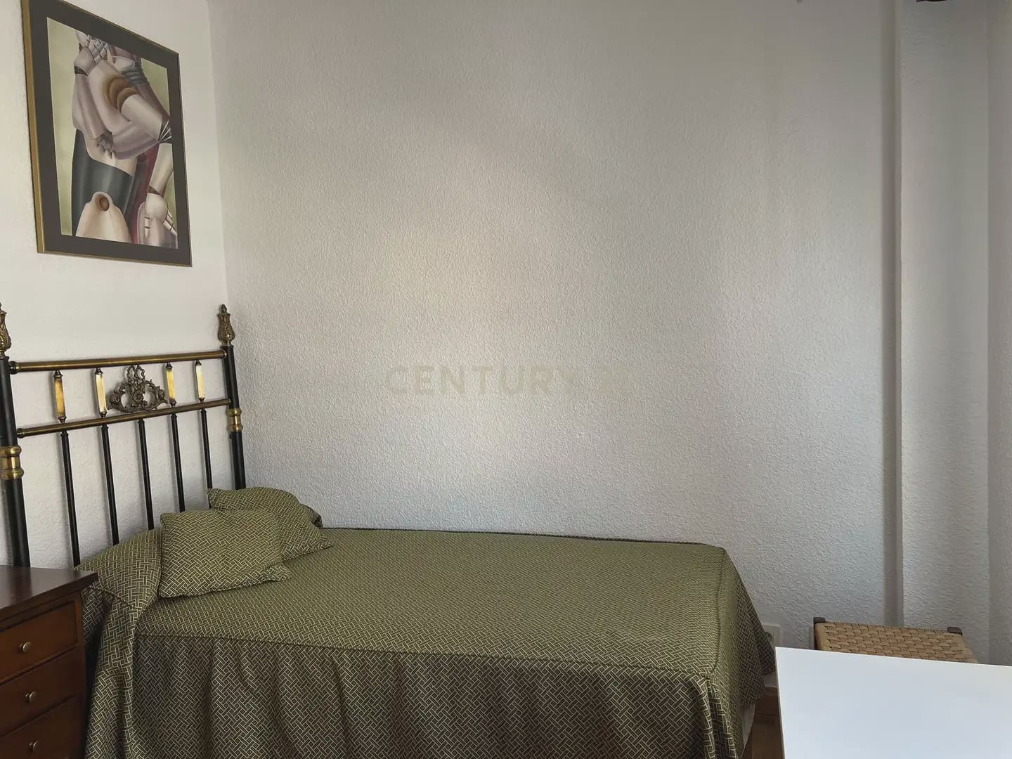4 bedroom Apartment for rent in Granada city - € 1,350 (Ref: 9896966)