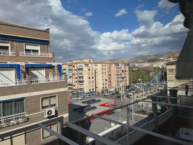 4 bedroom Apartment for rent in Camino de Ronda - Rosaleda, Granada city - € 1,350 (Ref: 9896966)