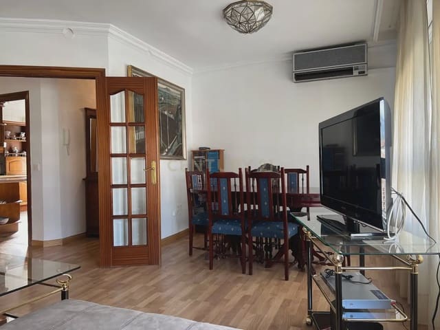 4 bedroom Apartment for rent in Camino de Ronda - Rosaleda, Granada city - € 1,350 (Ref: 9896966)
