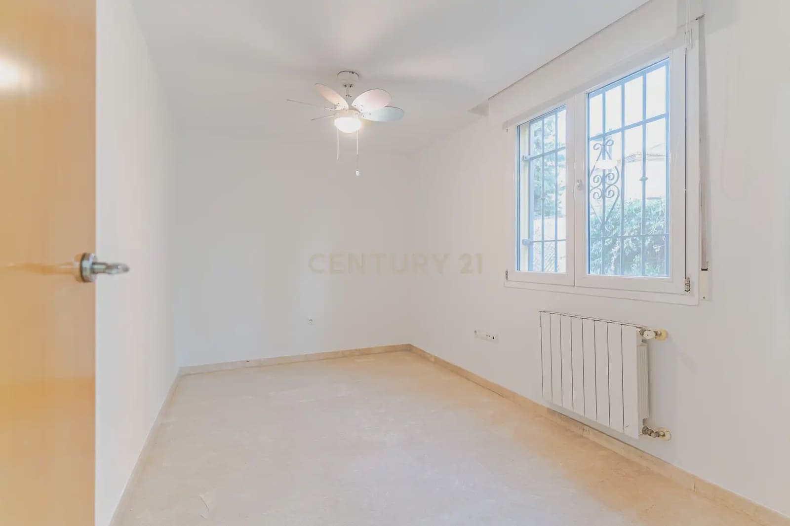 5 soverom Kjedet enebolig til salgs i La Zubia med svømmebasseng garasje - € 349 000 (Ref: 9902016)
