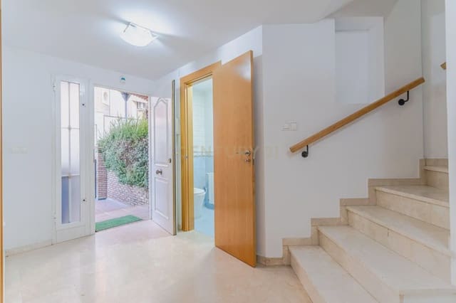 5 soverom Kjedet enebolig til salgs i La Zubia med svømmebasseng garasje - € 349 000 (Ref: 9902016)