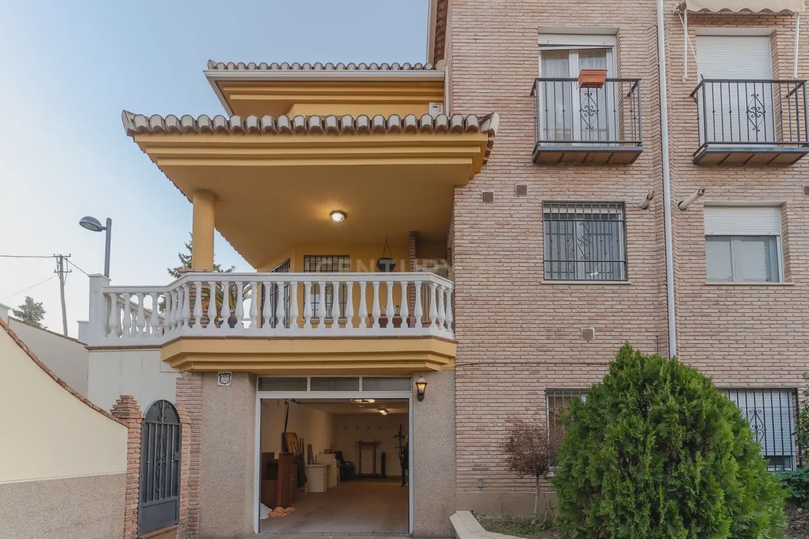 5 soverom Kjedet enebolig til salgs i La Zubia med svømmebasseng garasje - € 349 000 (Ref: 9902016)