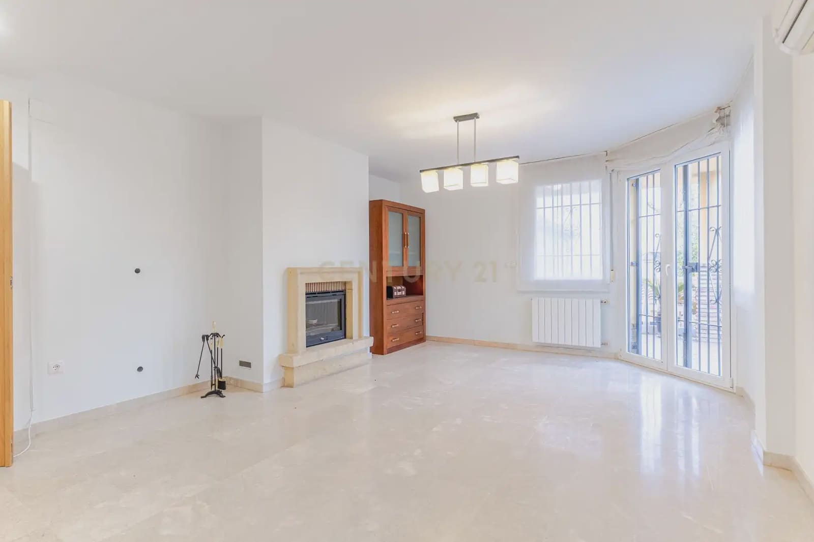 5 soverom Kjedet enebolig til salgs i La Zubia med svømmebasseng garasje - € 349 000 (Ref: 9902016)