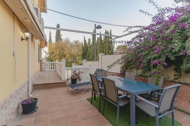 5 soverom Kjedet enebolig til salgs i La Zubia med svømmebasseng garasje - € 349 000 (Ref: 9902016)