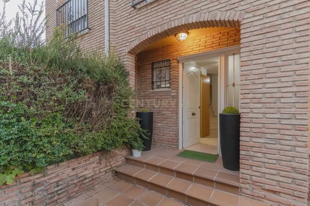 5 soverom Kjedet enebolig til salgs i La Zubia med svømmebasseng garasje - € 349 000 (Ref: 9902016)