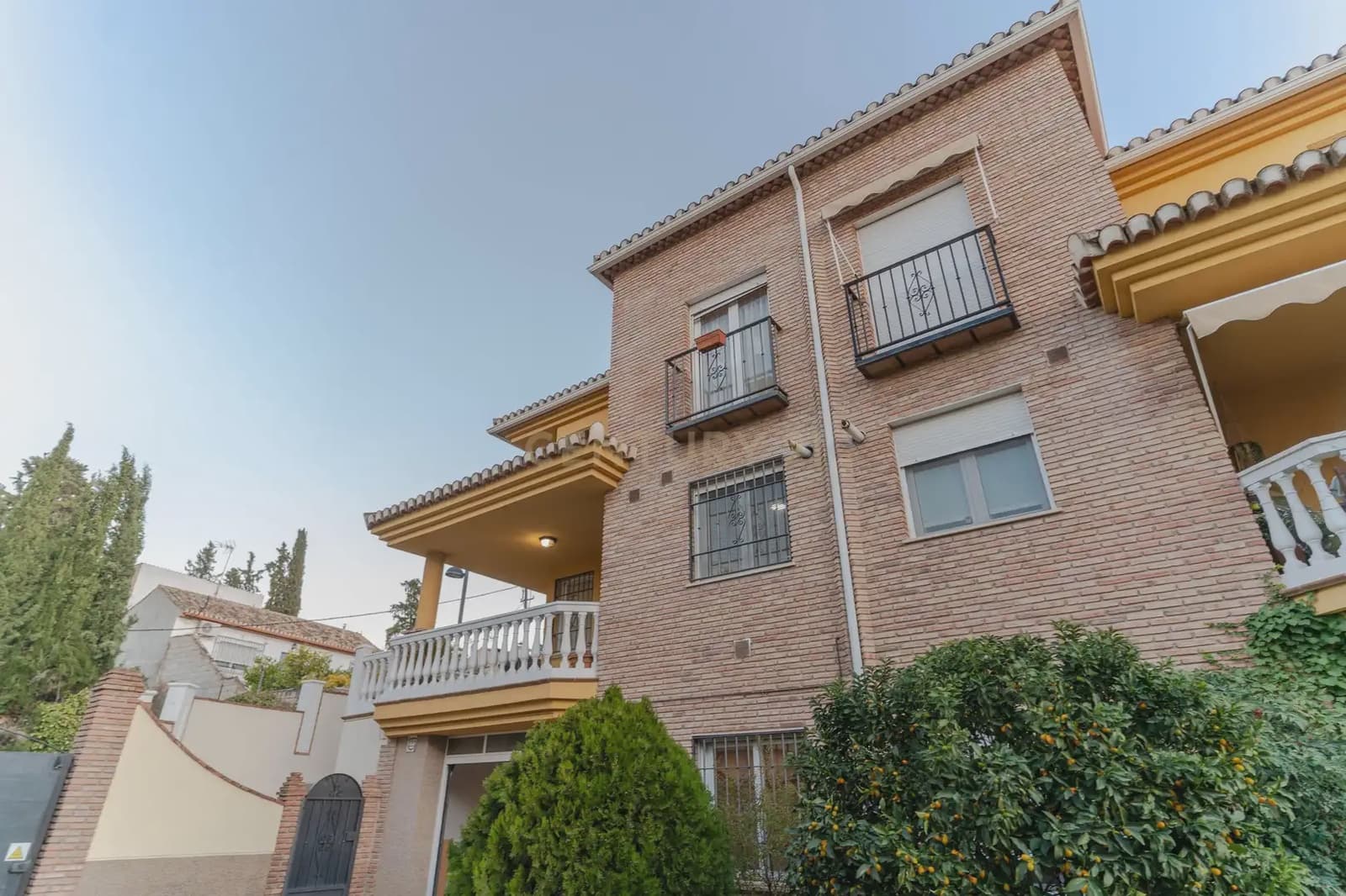 5 soverom Kjedet enebolig til salgs i La Zubia med svømmebasseng garasje - € 349 000 (Ref: 9902016)