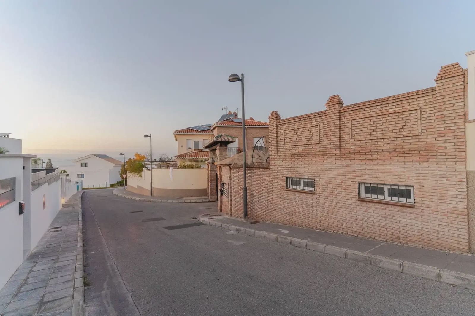 5 soverom Kjedet enebolig til salgs i La Zubia med svømmebasseng garasje - € 349 000 (Ref: 9902016)