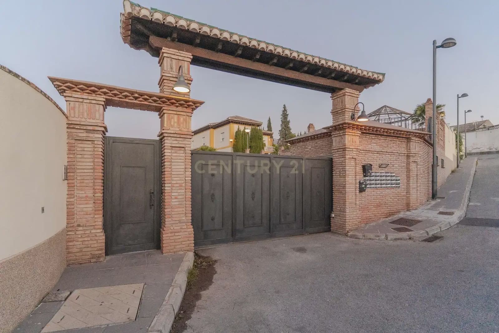 5 soverom Kjedet enebolig til salgs i La Zubia med svømmebasseng garasje - € 349 000 (Ref: 9902016)
