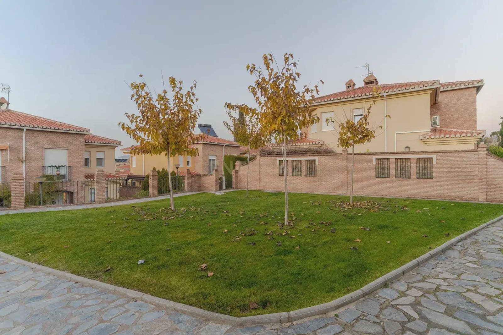 5 soverom Kjedet enebolig til salgs i La Zubia med svømmebasseng garasje - € 349 000 (Ref: 9902016)