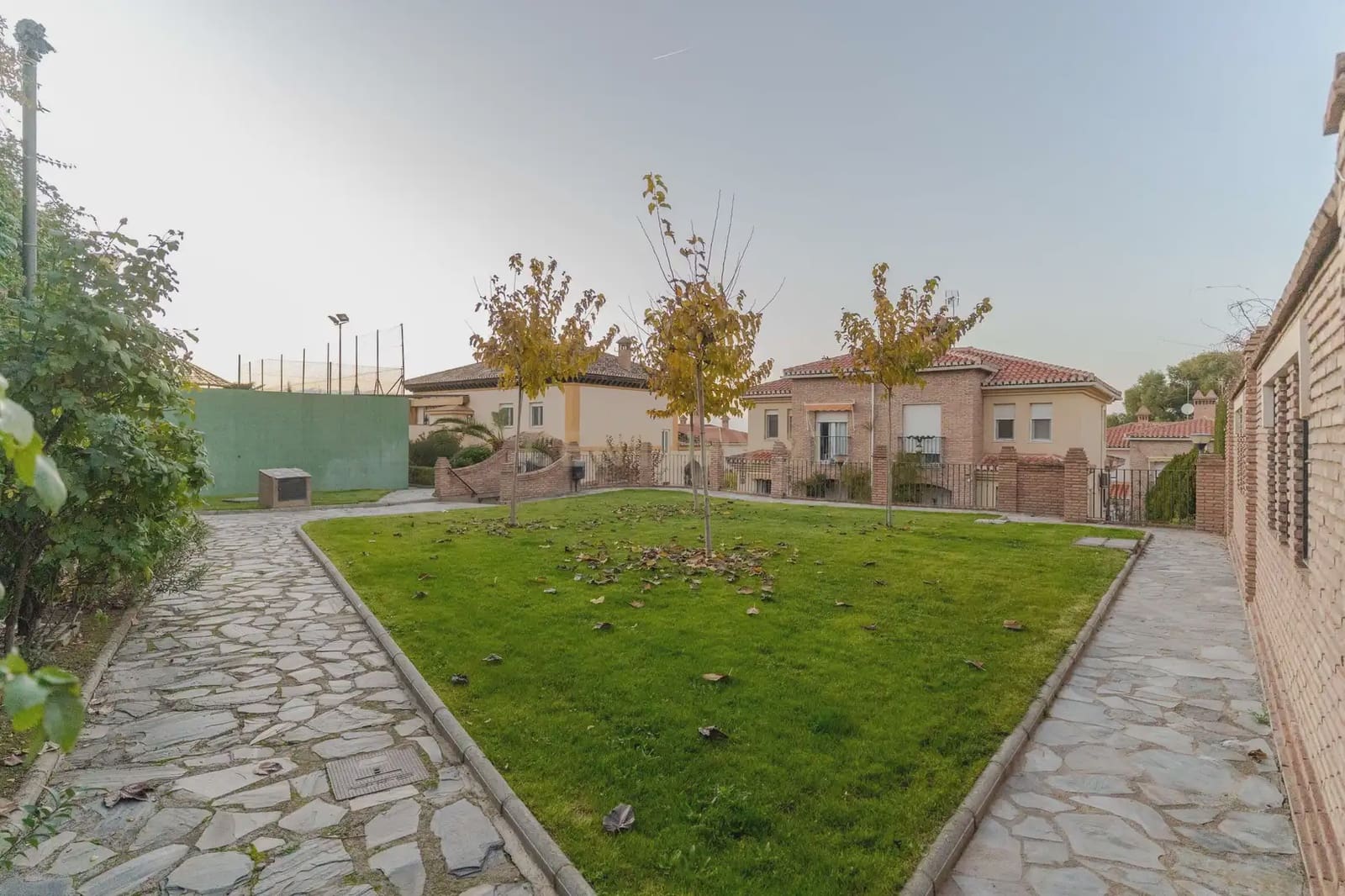 5 soverom Kjedet enebolig til salgs i La Zubia med svømmebasseng garasje - € 349 000 (Ref: 9902016)