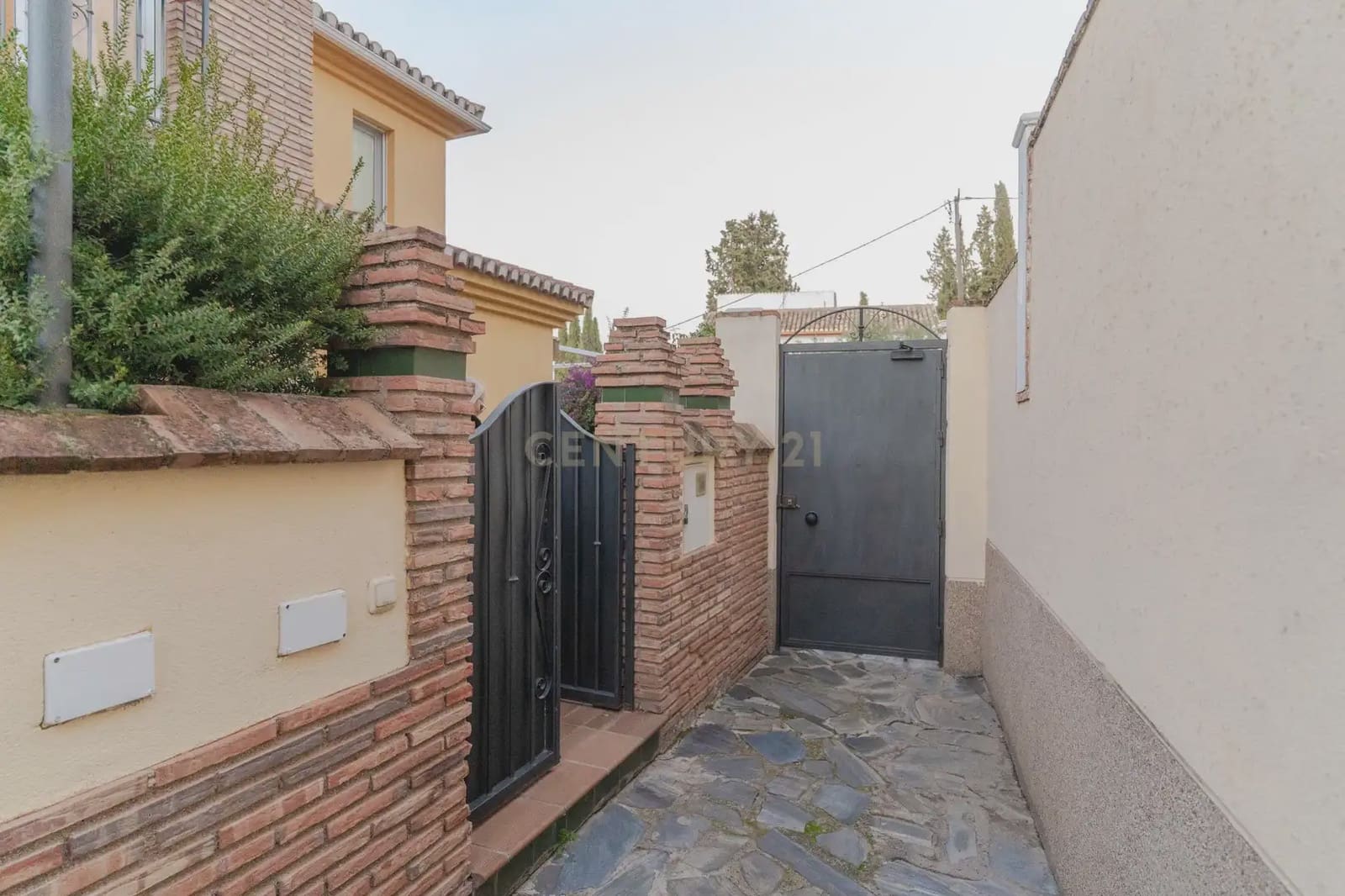 5 soverom Kjedet enebolig til salgs i La Zubia med svømmebasseng garasje - € 349 000 (Ref: 9902016)