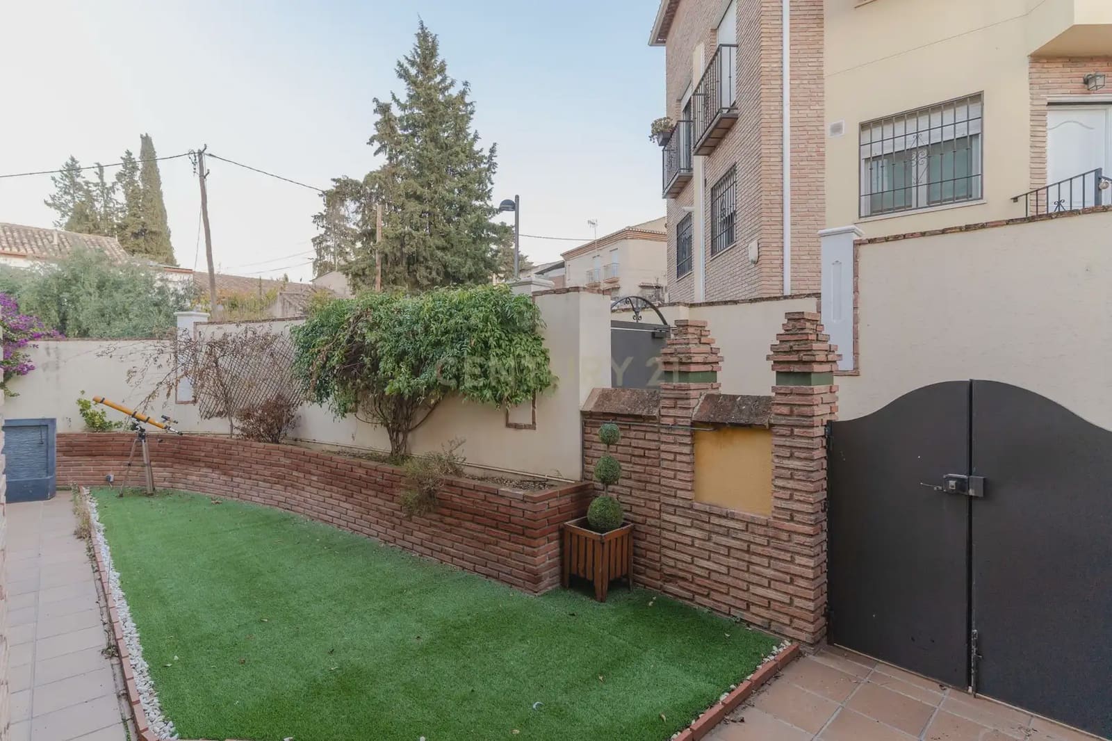 5 soverom Kjedet enebolig til salgs i La Zubia med svømmebasseng garasje - € 349 000 (Ref: 9902016)